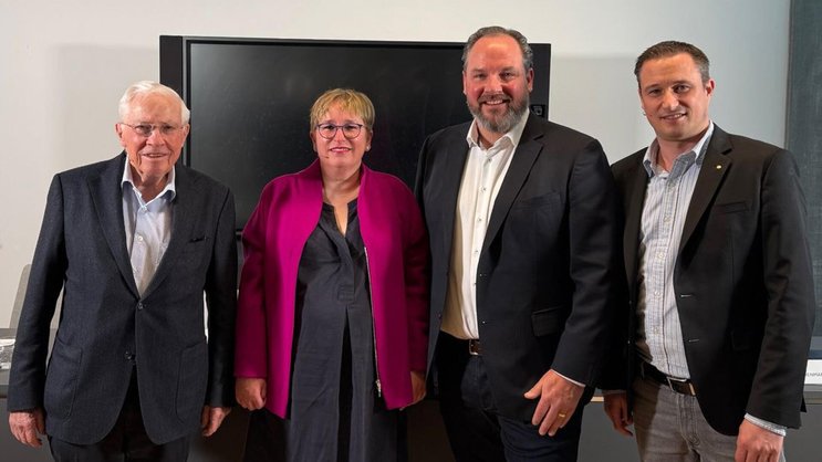 Sind sich einig geworden: Christoph und Rahel Blocher sowie Olivier Chuard und Yves Kilchenmann (v.l.n.r.).