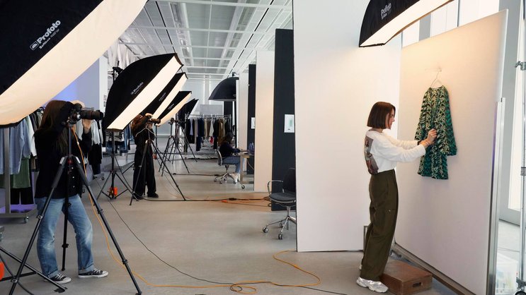 Fotos für die Verkaufskanäle: In der Inditex-Zentrale werden neue Kollektionen fotografiert. Hier ein Kleid der grössten Konzernmarke Zara.