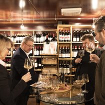 An der Blindverkostung im Weinkeller des Restaurants Carlton in Zürich (v.l.): Ursula Beutler von der Kellerei GVS, Philipp Schwander von Selection Schwander, BILANZ-Redaktor Marc Kowalsky und Nikolas von Haugwitz, CEO von Mövenpick Wein.