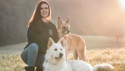 Sie hat ihre Hunde zum Beruf gemacht: Als ehemalige hundebegeisterte Marketingleiterin arbeitet Gabriela Frei Gees zu 100 Prozent mit Hunden.