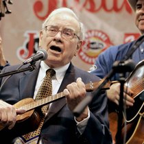 Warren Buffett mit Ukulele.