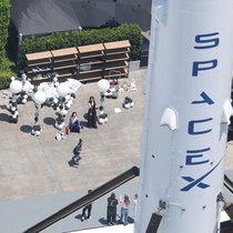 Luftaufnahme der Produktions- und Entwicklungsstätte von SpaceX in Hawthorne, Kalifornien.