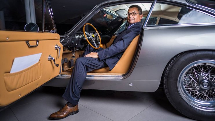 Beat Imwinkelried in seinem grauen 250 GT Lusso bei Ferrari Zürich in Urdorf.