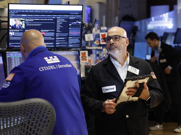 Traders work on the floor of the New York Stock Exchange on Wall Street on Friday, November 14, 2025 in New York City. Stocks fell again Friday as another round of heavy selling in technology names put pressure on Wall Street. The DOW fell as much as 500 points after the opening bell. PUBLICATIONxNOTxINxUSA NYP20251114112 JOHNxANGELILLO