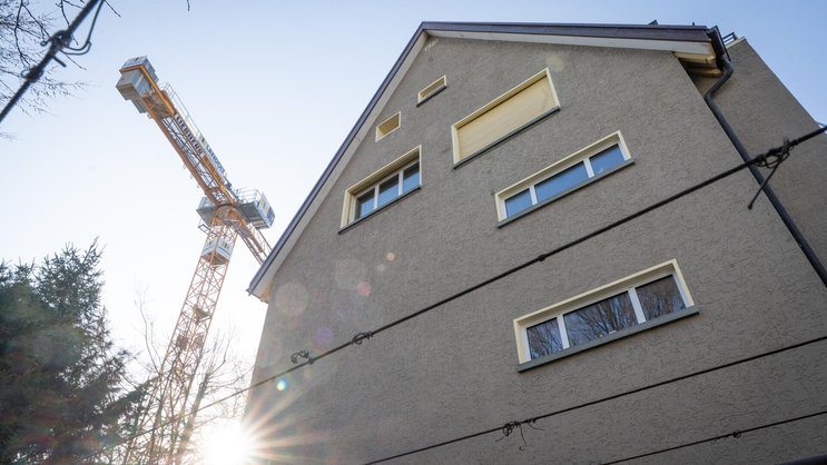 Zahlreiche Gebäude in der Schweiz hinken bei der Energieeffizienz nach.