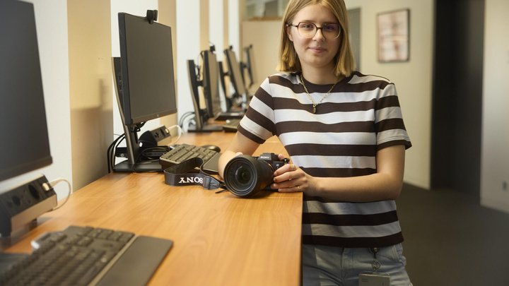 Mediamatikerin Tina Pletka hat soeben ihre Lehrabschlussprüfung gemacht.