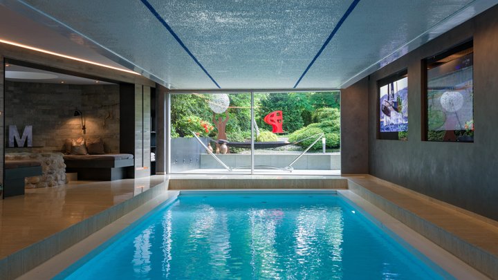 Zur Liegenschaft gehört auch ein beheizter Indoorpool.