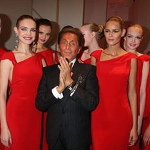 Valentino mit dem russischen Topmodel Natalia Vodianova (l. von Valentino) und weiteren Models auf dem Laufsteg bei der Valentino Fashion Show, während der Paris Fashion Week (Haute Couture) Spring-Summer 2008 am 23. Januar, 2008 im Museum Rodin in Paris.