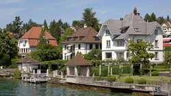 Häuser in Zollikon ZH: Je nach Laufzeit der Hypothek und Anbieter fallen die jüngsten Veränderungen sehr unterschiedlich aus.