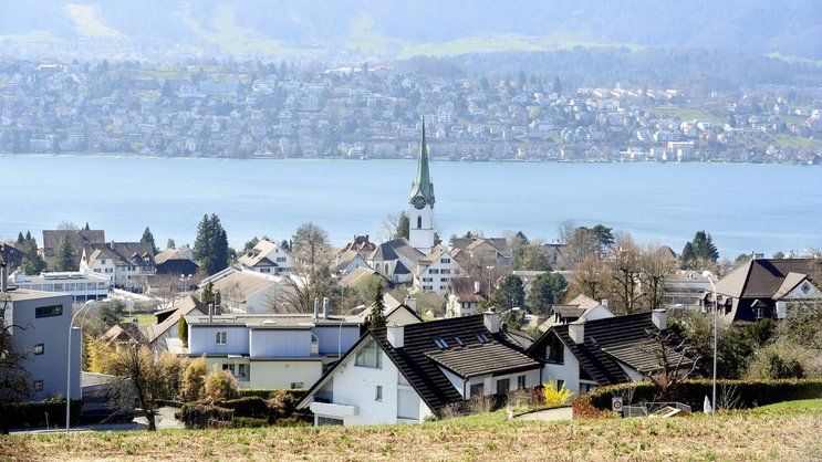 Die Preise von Immobilien an Seen, wie hier in Zollikon am Zürichsee, legten besonders stark zu.
