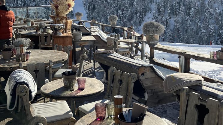 Über den Stuhllehnen und auf den Bänken der «Chez Vrony»-Terrasse liegen Breitling-Decken bereit.
