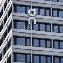 Das Gros der Umsätze von On machen mit 2,80 Milliarden Franken die Verkäufe von Schuhen aus. Allerdings wuchsen die Bereiche Bekleidung und Accessoires rasant. (Archivbild)