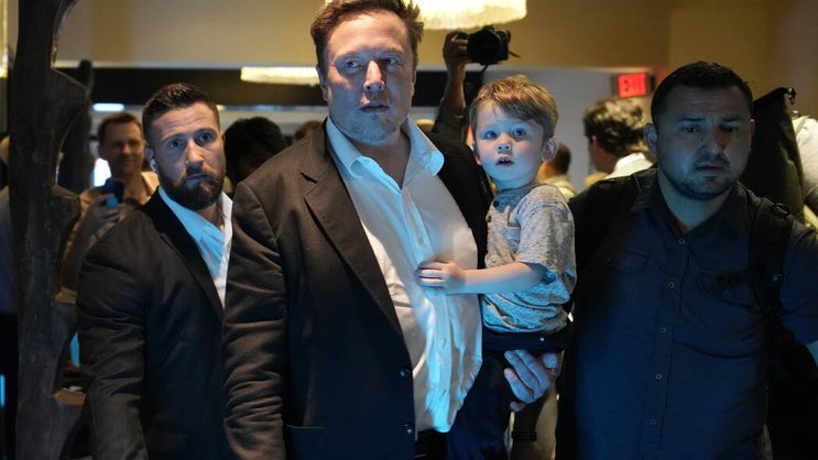 Elon Musk (hier mit seinem Sohn auf dem Arm) wirft ChatGPT vor, politisch korrekt zu sein.