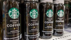 Handelsprodukte bei Starbucks: Für diese Artikel ist künftig Nestlé zuständig.