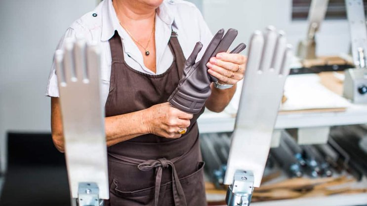 Hermès-Handschuhe: Das Leder eines Lamms und 13 Stunden Arbeit stecken darin.Gilles Leimdorfer
