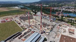 Grossbaustelle von Flexbase in Laufenburg: Am ehemaligen Sitz der Netzgesellschaft Swissgrid sollen ein Rechenzentrum und eine Gigawatt-Batterie entstehen. Gleich nebenan befinden sich die wichtigsten Strom-Importleitungen aus Deutschland.