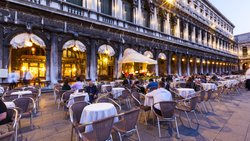 Venedig, Italien: Vom Caffè Florian geniesst man den Blick auf den Markusdom.