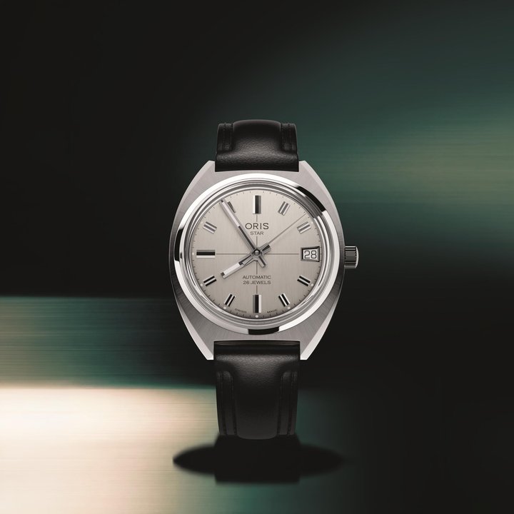 Der Marke Oris gelingt es immer wieder, prächtige Retro-Uhren auf den Markt zu bringen, die ihrem Vorbild treu sind, aber dennoch modern wirken. Das Modell Star, erstmals 1965 präsentiert, ist aber nicht nur optisch ein Hingucker, sondern hat auch innere Werte, die Uhrengeschichte geschrieben haben. Kurz: Die Star ist eine Uhr für Ästheten und Kenner. Und das für attraktive 1800 Franken.