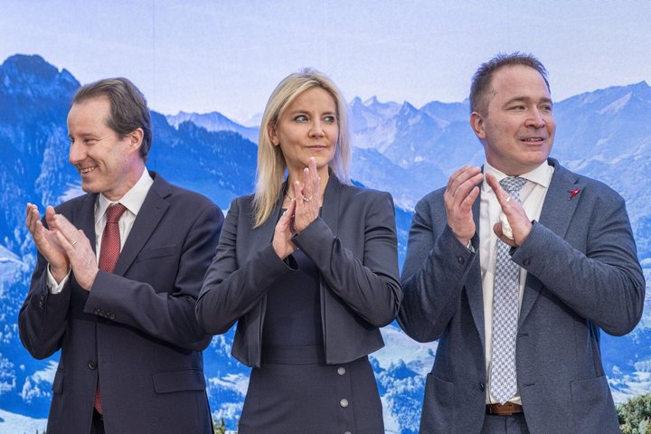 Die Nationalraete Thomas Aeschi, SVP-ZG, Celine Amaudruz, SVP-GE, und Michael Graber, SVP-VS, von links, applaudieren an der Delegiertenversammlung der SVP, am Samstag, 17. Oktober 2026 in Bulle. (KEYSTONE/Peter Schneider)