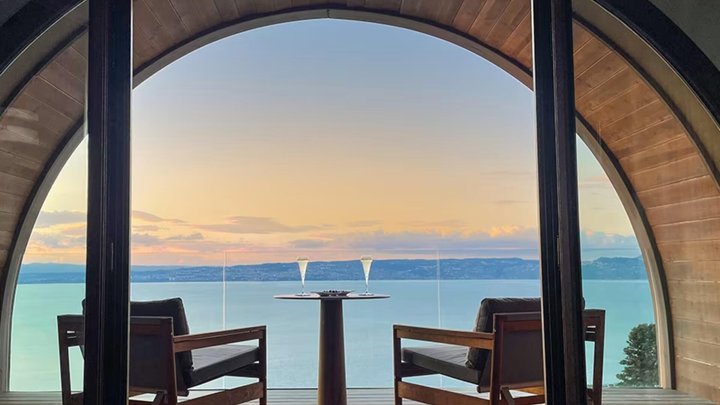 Am Abend können sich die hochrangigen Gäste in ihre Suiten zurückziehen und den Blick auf den Genfersee geniessen.