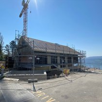 Hanglage: Überirdisch baut Christoph Blocher private Wohn- und Büroräume mit Panoramablick auf Alpen und Zürichsee, die Schaulager befinden sich grossteils unter der Erde.
