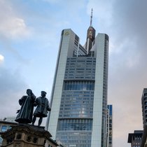 Ehe ohne viel Willen: Bürogebäude der Commerzbank (l) und der Deutschen Bank in Frankfurt.