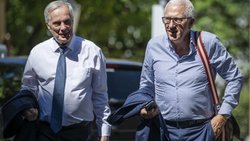 Der ehemalige Raiffeisen Chef Pierin Vincenz (r.) und Anwalt Lorenz Erni auf dem Weg zum Berufungsprozess vor dem Zürcher Obergericht Mitte August.