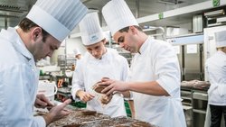 Mentoring statt Money: Junge Mitarbeitende in der Hotellerie wünschen sich nicht mehr Lohn, sondern eine gute Führungskultur.