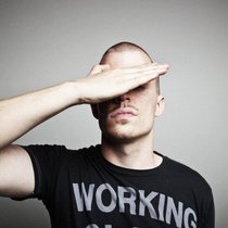 Der Berner Musiker Tommy Vercetti – bürgerlicher Name: Simon Küffer – forscht an der Hochschule der Künste Bern zum Zusammenhang von Ästhetik und Ökonomie.