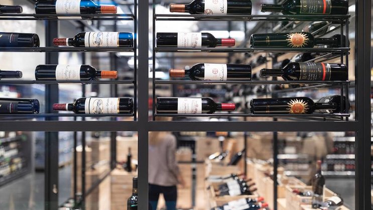 Profiteur: Ein gutes Glas Wein wollten sich Herr und Frau Schweizer auch im Shutdown nicht nehmen lassen. Zwar konsumieren sie seither weniger in Restaurants, dafür stieg der Absatz in den Läden.