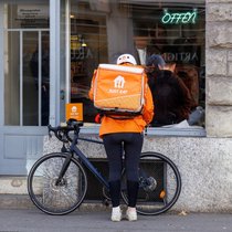 Schweizer Haushalte geben heute noch etwa 7 Prozent ihres Einkommens für Lebensmittel aus – weniger als früher. Immer mehr Geld fliesst in Bequemlichkeit wie Lieferdienste.