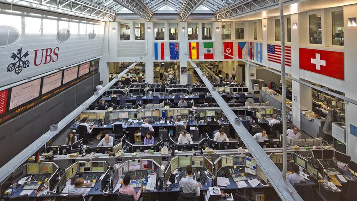 View of the trading floor of UBS bank on Europastrasse in Opfikon in the canton of Zurich, Switzerland, pictured on October 3, 2012. (KEYSTONE/Martin Ruetschi)Blick in den Trading Floor der UBS an der Europastrasse in Opfikon ZH, aufgenommen am 3. Oktober 2012. (KEYSTONE/Martin Ruetschi)