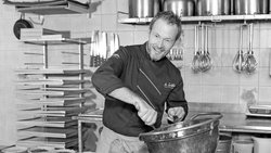 Exportwunder: Die Mini-Nusstörtchen von Reto Schmids Bäckerei in Sedrun werden inzwischen in 13 Länder exportiert.
