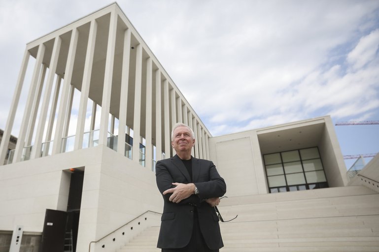 Architekt David Chipperfield auf der Museumsinsel in Berlin