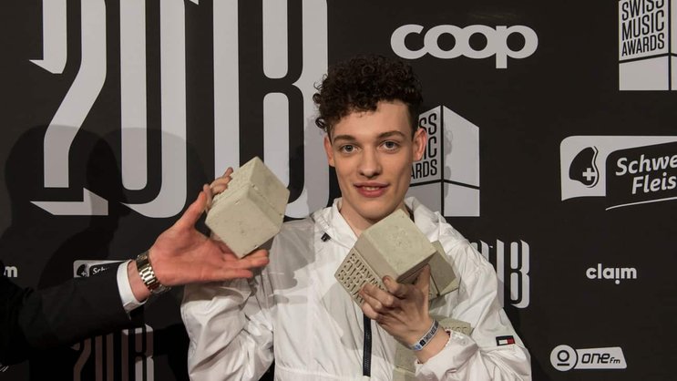 Der Bieler Musiker Nemo posiert im Februar 2018 mit seinen vier Swiss Music Awards vor der Sponsorenwand.