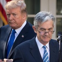 Bis Ende Jahr will Donald Trump (l.) über Fed-Chef Jerome Powells Nachfolge entscheiden. Eine heikle Personalie. Das Vertrauen in den Dollar und US-Treasuries steht auf dem Spiel.