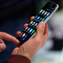 Im Crash Test: Das Samsung Galaxy S7 Edge. Keystone
