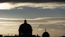 Bundeshaus in Bern: Der Nationalrat will mit Darlehen der Wohnungsknappheit entgegenwirken.