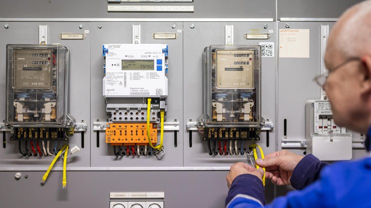 Erst wird gezählt, dann abgerechnet. Ein Monteur installiert im Auftrag des Elektrizitätswerks der Stadt Zürich (EWZ) einen smarten Stromzähler (2024).