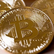 Eine Münze, die einen Bitcoin repräsentiert.