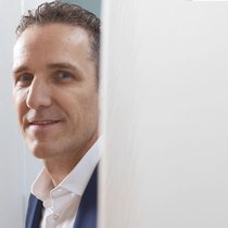 Gabriel Brenna, CEO von Raiffeisen Schweiz, will mit neuen Beratungscentern im Vorsorgemarkt punkten.Keystone