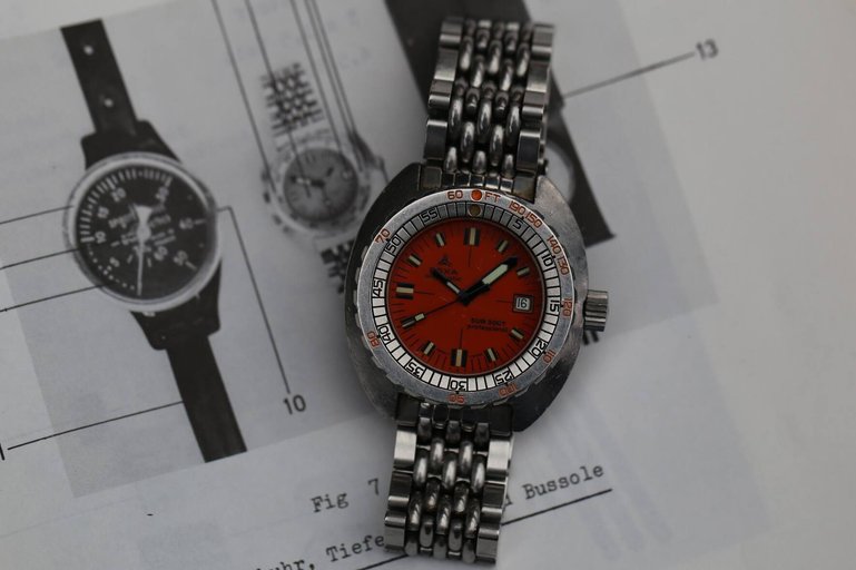 Die Schweizer Tauchschwimmer waren damals nicht nur an der Uhr, sondern auch dank passendem Abzeichen auf der Uniform zu erkennen.