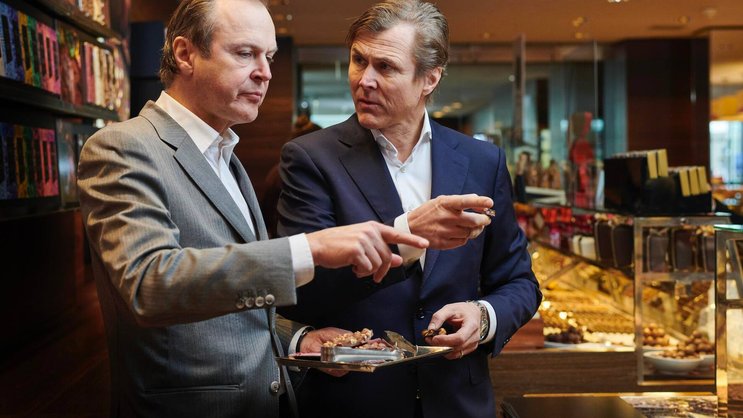 Die seit 1836 bestehende Zürcher Confiserie Sprüngli ist mittlerweile in der ganzen Schweiz aktiv. CEO Tomas Prenosil (r.) führt sie zusammen mit seinem Bruder Milan (l.) in der sechsten Generation.