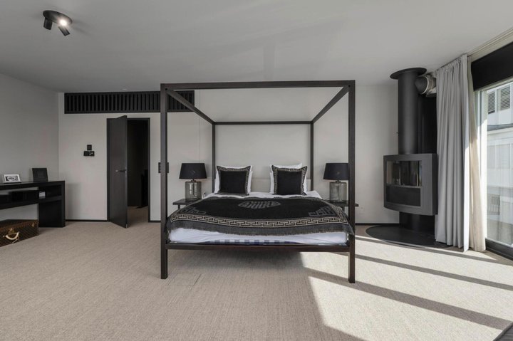 Im Schlafzimmer gibts ein Cheminée für die kuschligen Momente im Leben.