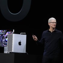 «Käsereibe»: Apple-CEO Tim Cook stellte bei der Entwicklerkonferenz in San Jose einen neu entwickelten Rechner der Reihe Mac Pro vor.