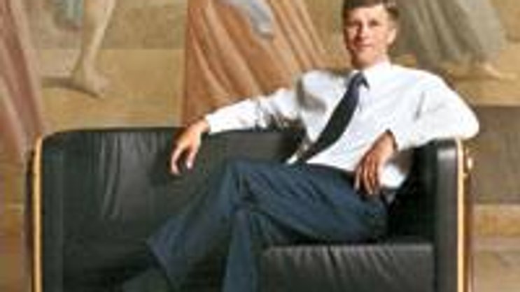 Rolf Dörig in der Eingangshalle am Swiss-Life-Hauptsitz, hinter ihm Karl Hügins Fresko «Sorgenfreies Leben». Schön wärs!