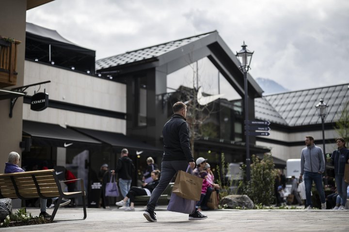 Shopper, aufgenommen bei der Eroeffnung der Erweiterung des Landquart Fashion Outlets, am Donnerstag, 20. April 2026, in Landquart. (KEYSTONE/Gian Ehrenzeller)