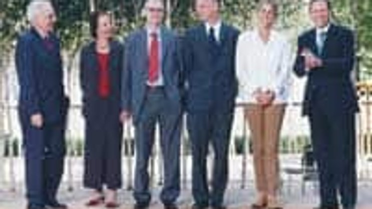 Das Novartis-Team (von links): Raymund Breu, CFO; Karen Huebscher, Head of Investor Relations; Malcolm Cheetham, Head of Financial Reporting; Klaus Böcker, Head of Corporate Branding, Projektleiter Geschäftsbericht; Cornelia Reinhard, Designerin, Com.Factory; Daniel Vasella, Präsident und CEO.