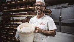Der wichtigste Mann: Peppino mit der Mutterhefe, ohne die hier alles nichts ist. Er bezeichnet die «madre» als Famlilienmitglied und nimmt sie mit in die Ferien.