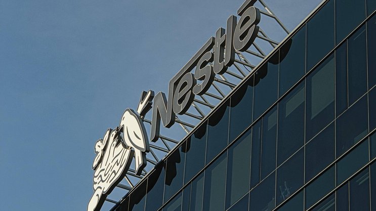 Firmenschild von Nestlé in der Tschechischen Republik.